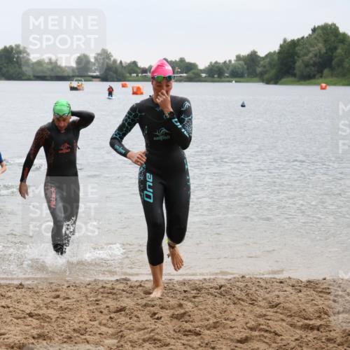 21.06.2025 - 27. Vierlanden-Triathlon Lena Gebhardt http://msf.ph/oto/8042765 15.06.2025 13:22:22 Schwimmen 1232, 1239, 1246, 1274, 1275, 1302, 1316 meine-sportfotos.de