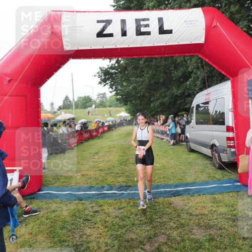 21.06.2025 - 27. Vierlanden-Triathlon MichiJ http://msf.ph/oto/8042768 15.06.2026 13:37:24 Ziel 206 meine-sportfotos.de