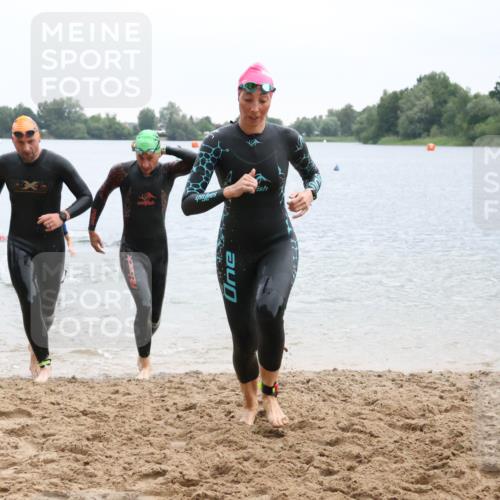 21.06.2025 - 27. Vierlanden-Triathlon Lena Gebhardt http://msf.ph/oto/8042769 15.06.2025 13:22:23 Schwimmen 1232, 1239, 1246, 1274, 1275, 1302, 1316 meine-sportfotos.de