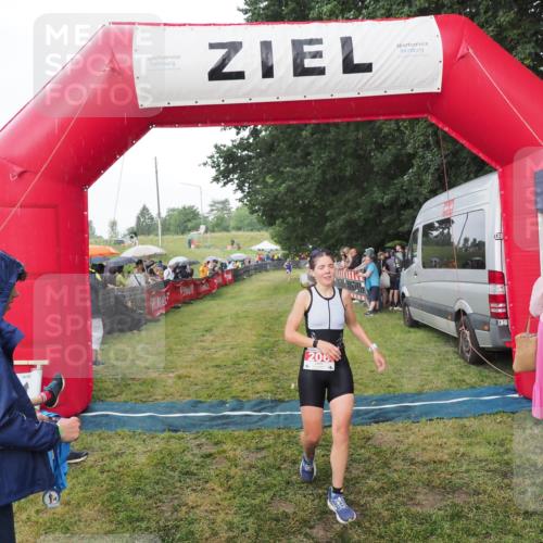 21.06.2025 - 27. Vierlanden-Triathlon MichiJ http://msf.ph/oto/8042779 15.06.2026 13:37:25 Ziel 206 meine-sportfotos.de