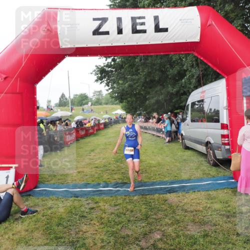 21.06.2025 - 27. Vierlanden-Triathlon MichiJ http://msf.ph/oto/8042791 15.06.2026 13:37:35 Ziel 1088 meine-sportfotos.de