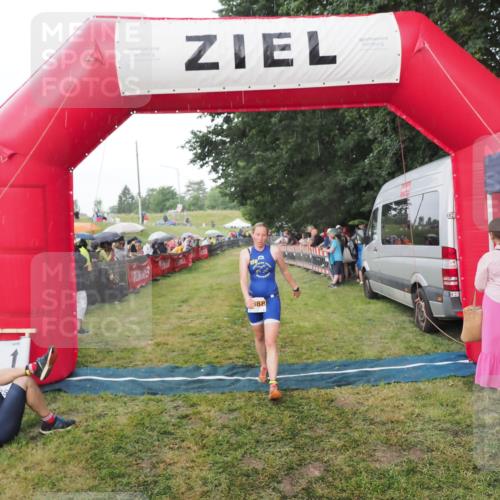 21.06.2025 - 27. Vierlanden-Triathlon MichiJ http://msf.ph/oto/8042796 15.06.2026 13:37:35 Ziel 1088 meine-sportfotos.de