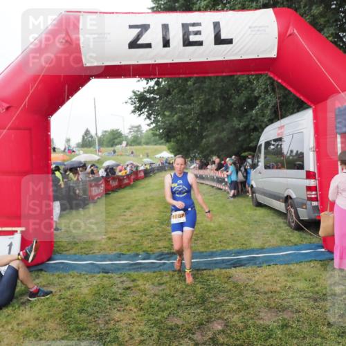 21.06.2025 - 27. Vierlanden-Triathlon MichiJ http://msf.ph/oto/8042800 15.06.2026 13:37:35 Ziel 1088 meine-sportfotos.de