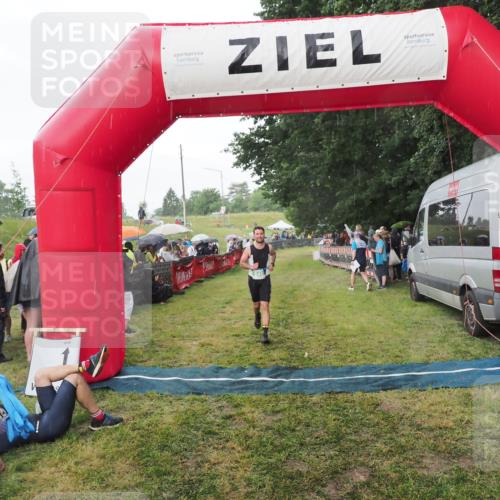 21.06.2025 - 27. Vierlanden-Triathlon MichiJ http://msf.ph/oto/8042804 15.06.2026 13:37:52 Ziel 640 meine-sportfotos.de