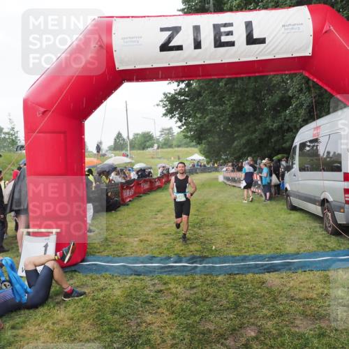 21.06.2025 - 27. Vierlanden-Triathlon MichiJ http://msf.ph/oto/8042806 15.06.2026 13:37:52 Ziel 640 meine-sportfotos.de