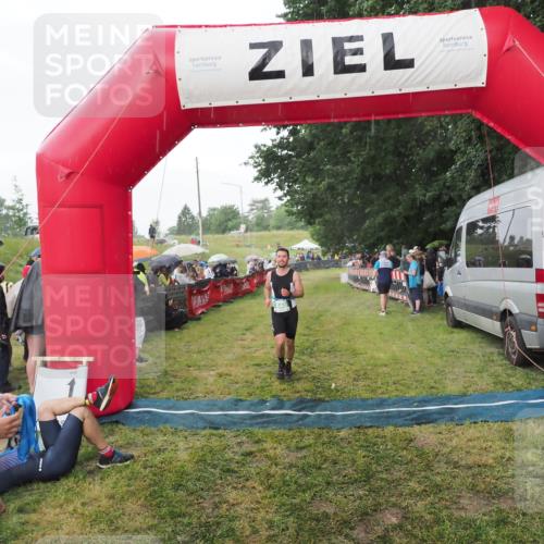 21.06.2025 - 27. Vierlanden-Triathlon MichiJ http://msf.ph/oto/8042808 15.06.2026 13:37:52 Ziel 640 meine-sportfotos.de