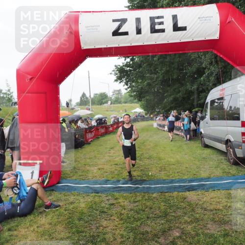 21.06.2025 - 27. Vierlanden-Triathlon MichiJ http://msf.ph/oto/8042812 15.06.2026 13:37:52 Ziel 640 meine-sportfotos.de