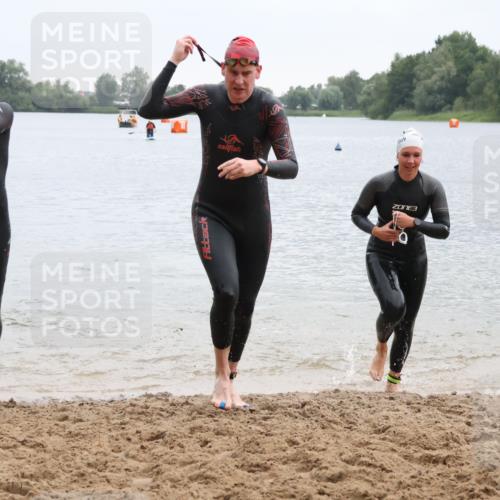 21.06.2025 - 27. Vierlanden-Triathlon Lena Gebhardt http://msf.ph/oto/8042826 15.06.2025 13:22:35 Schwimmen 1232, 1259, 1289, 1314, 1316 meine-sportfotos.de