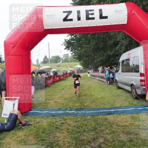 21.06.2025 - 27. Vierlanden-Triathlon MichiJ http://msf.ph/oto/8042830 15.06.2026 13:38:06 Ziel 217 meine-sportfotos.de
