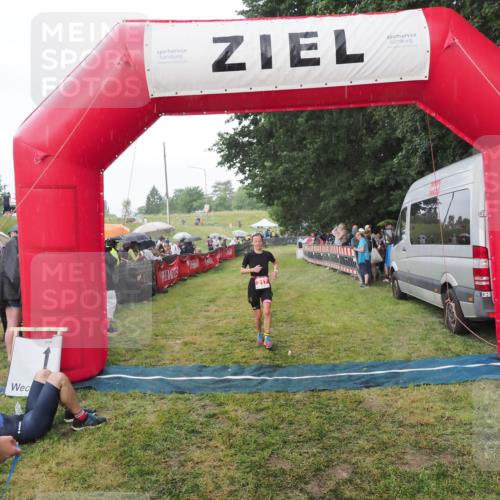 21.06.2025 - 27. Vierlanden-Triathlon MichiJ http://msf.ph/oto/8042838 15.06.2026 13:38:07 Ziel 217 meine-sportfotos.de