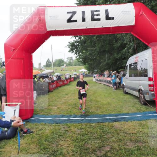 21.06.2025 - 27. Vierlanden-Triathlon MichiJ http://msf.ph/oto/8042842 15.06.2026 13:38:07 Ziel 217 meine-sportfotos.de