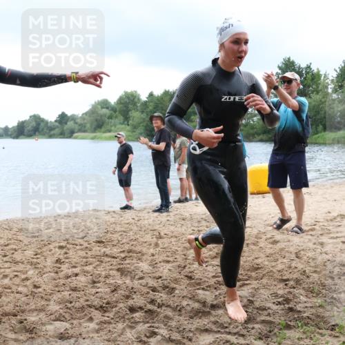 21.06.2025 - 27. Vierlanden-Triathlon Lena Gebhardt http://msf.ph/oto/8042843 15.06.2025 13:22:38 Schwimmen 1259, 1289, 1314 meine-sportfotos.de