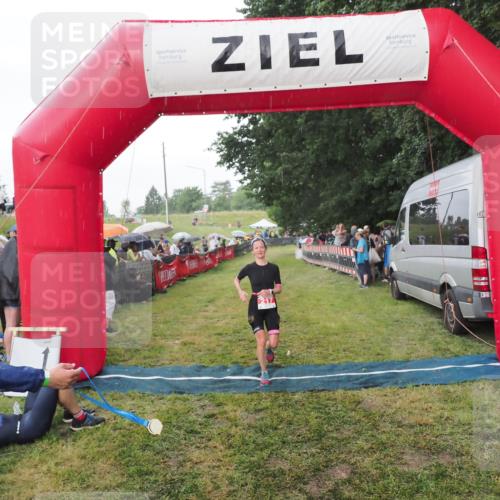21.06.2025 - 27. Vierlanden-Triathlon MichiJ http://msf.ph/oto/8042848 15.06.2026 13:38:07 Ziel 217 meine-sportfotos.de