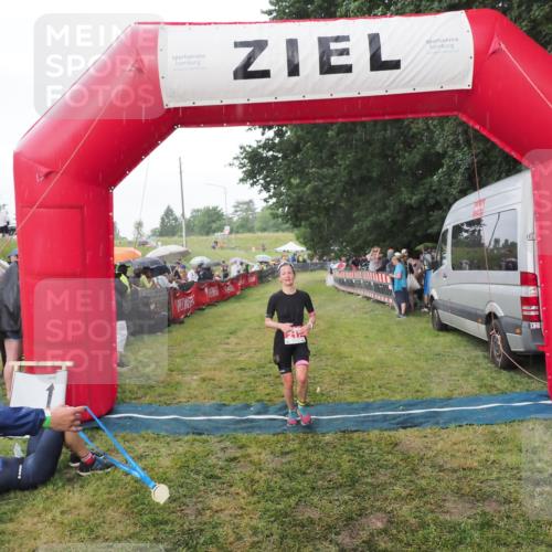21.06.2025 - 27. Vierlanden-Triathlon MichiJ http://msf.ph/oto/8042851 15.06.2026 13:38:07 Ziel 217 meine-sportfotos.de