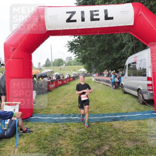 21.06.2025 - 27. Vierlanden-Triathlon MichiJ http://msf.ph/oto/8042855 15.06.2026 13:38:08 Ziel 217 meine-sportfotos.de