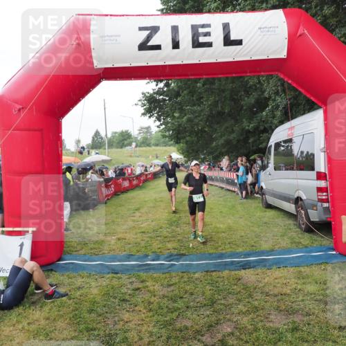 21.06.2025 - 27. Vierlanden-Triathlon MichiJ http://msf.ph/oto/8042860 15.06.2026 13:38:25 Ziel 856, 911 meine-sportfotos.de