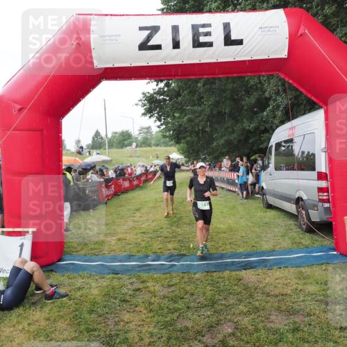 21.06.2025 - 27. Vierlanden-Triathlon MichiJ http://msf.ph/oto/8042866 15.06.2026 13:38:25 Ziel 856, 911 meine-sportfotos.de