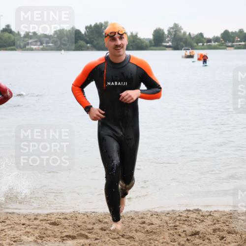 21.06.2025 - 27. Vierlanden-Triathlon Lena Gebhardt http://msf.ph/oto/8042868 15.06.2025 13:22:52 Schwimmen 1243, 1305 meine-sportfotos.de