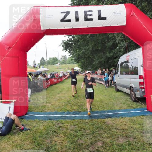 21.06.2025 - 27. Vierlanden-Triathlon MichiJ http://msf.ph/oto/8042869 15.06.2026 13:38:25 Ziel 856, 911 meine-sportfotos.de