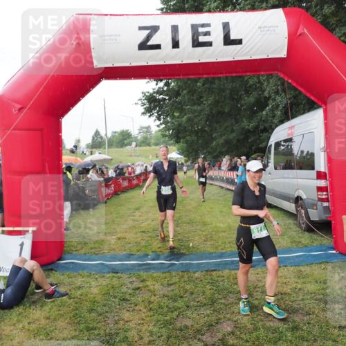 21.06.2025 - 27. Vierlanden-Triathlon MichiJ http://msf.ph/oto/8042883 15.06.2026 13:38:27 Ziel 786, 856, 911 meine-sportfotos.de