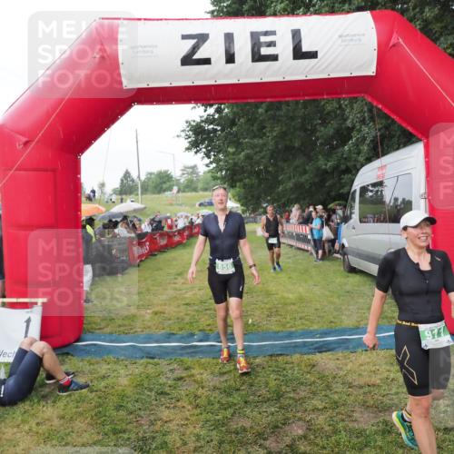 21.06.2025 - 27. Vierlanden-Triathlon MichiJ http://msf.ph/oto/8042894 15.06.2026 13:38:28 Ziel 786, 856, 911 meine-sportfotos.de