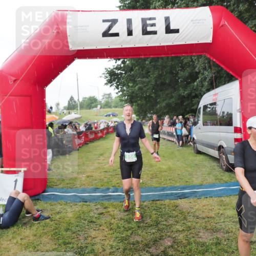 21.06.2025 - 27. Vierlanden-Triathlon MichiJ http://msf.ph/oto/8042900 15.06.2026 13:38:28 Ziel 786, 856, 911 meine-sportfotos.de