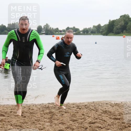 21.06.2025 - 27. Vierlanden-Triathlon Lena Gebhardt http://msf.ph/oto/8042902 15.06.2025 13:23:14 Schwimmen 1250, 1262, 1287, 1290 meine-sportfotos.de