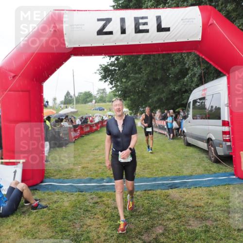 21.06.2025 - 27. Vierlanden-Triathlon MichiJ http://msf.ph/oto/8042903 15.06.2026 13:38:28 Ziel 786, 856, 911 meine-sportfotos.de