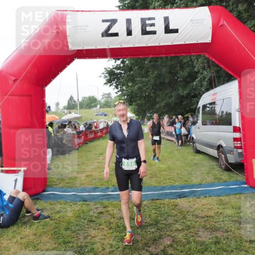 21.06.2025 - 27. Vierlanden-Triathlon MichiJ http://msf.ph/oto/8042905 15.06.2026 13:38:28 Ziel 786, 856, 911 meine-sportfotos.de