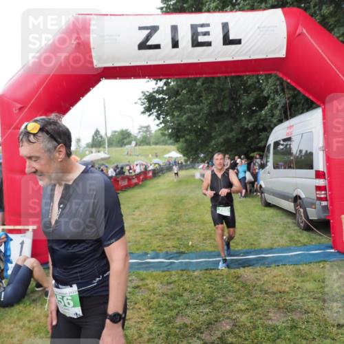 21.06.2025 - 27. Vierlanden-Triathlon MichiJ http://msf.ph/oto/8042909 15.06.2026 13:38:30 Ziel 786, 856, 911 meine-sportfotos.de