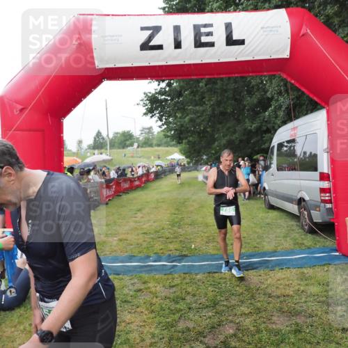 21.06.2025 - 27. Vierlanden-Triathlon MichiJ http://msf.ph/oto/8042913 15.06.2026 13:38:30 Ziel 786, 856, 911 meine-sportfotos.de