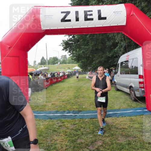 21.06.2025 - 27. Vierlanden-Triathlon MichiJ http://msf.ph/oto/8042915 15.06.2026 13:38:31 Ziel 786, 856, 911 meine-sportfotos.de