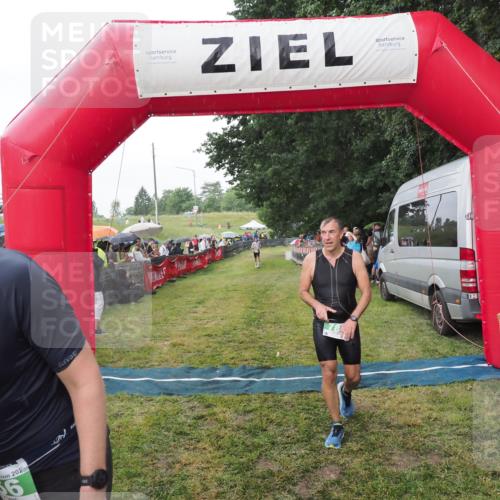 21.06.2025 - 27. Vierlanden-Triathlon MichiJ http://msf.ph/oto/8042917 15.06.2026 13:38:31 Ziel 786, 856, 911 meine-sportfotos.de