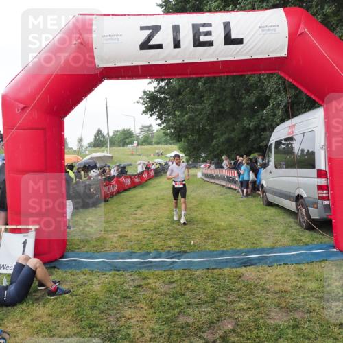 21.06.2025 - 27. Vierlanden-Triathlon MichiJ http://msf.ph/oto/8042919 15.06.2026 13:38:38 Ziel 29 meine-sportfotos.de