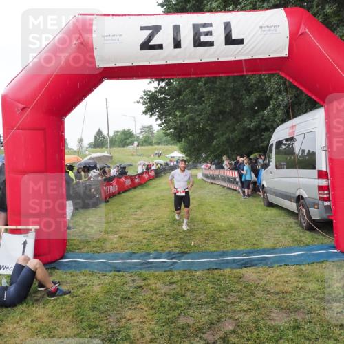 21.06.2025 - 27. Vierlanden-Triathlon MichiJ http://msf.ph/oto/8042923 15.06.2026 13:38:38 Ziel 29 meine-sportfotos.de