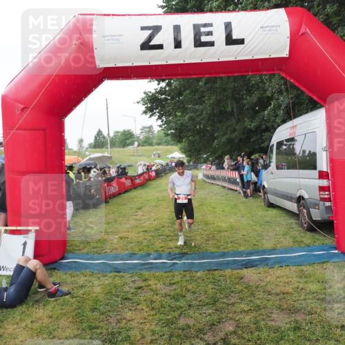 21.06.2025 - 27. Vierlanden-Triathlon MichiJ http://msf.ph/oto/8042930 15.06.2026 13:38:38 Ziel 29 meine-sportfotos.de