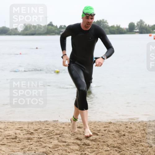21.06.2025 - 27. Vierlanden-Triathlon Lena Gebhardt http://msf.ph/oto/8042937 15.06.2025 13:23:26 Schwimmen 1262, 1264, 1287, 1290, 1306 meine-sportfotos.de