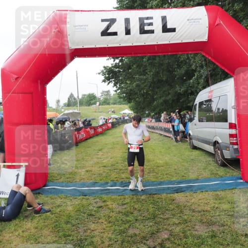 21.06.2025 - 27. Vierlanden-Triathlon MichiJ http://msf.ph/oto/8042938 15.06.2026 13:38:39 Ziel 29 meine-sportfotos.de