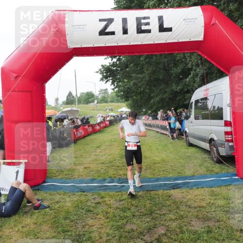 21.06.2025 - 27. Vierlanden-Triathlon MichiJ http://msf.ph/oto/8042940 15.06.2026 13:38:39 Ziel 29 meine-sportfotos.de