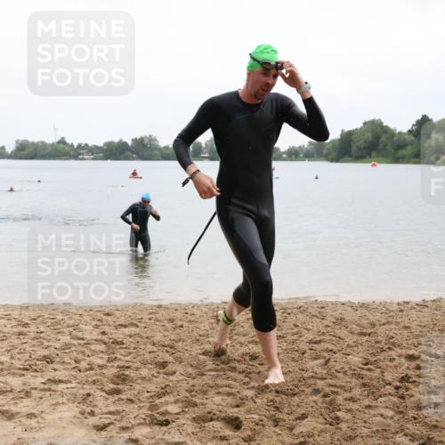 21.06.2025 - 27. Vierlanden-Triathlon Lena Gebhardt http://msf.ph/oto/8042945 15.06.2025 13:23:27 Schwimmen 1264, 1287, 1290, 1306 meine-sportfotos.de
