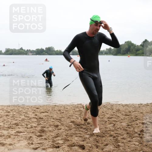 21.06.2025 - 27. Vierlanden-Triathlon Lena Gebhardt http://msf.ph/oto/8042947 15.06.2025 13:23:27 Schwimmen 1264, 1287, 1290, 1306 meine-sportfotos.de