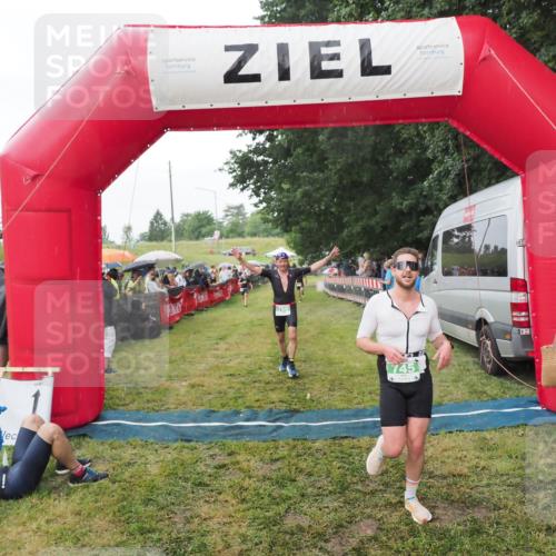 21.06.2025 - 27. Vierlanden-Triathlon MichiJ http://msf.ph/oto/8042985 15.06.2026 13:39:10 Ziel 745, 789, 920 meine-sportfotos.de