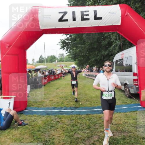 21.06.2025 - 27. Vierlanden-Triathlon MichiJ http://msf.ph/oto/8042987 15.06.2026 13:39:11 Ziel 745, 789, 920, 1082, 1083, 1084 meine-sportfotos.de