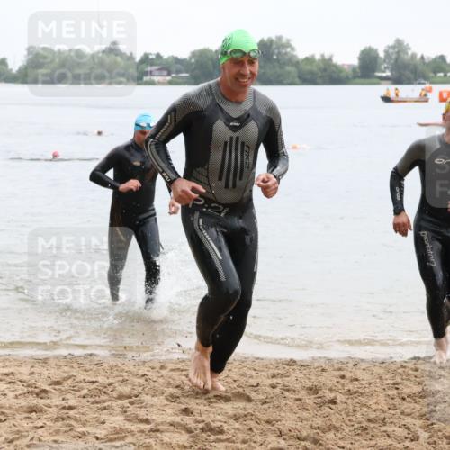 21.06.2025 - 27. Vierlanden-Triathlon Lena Gebhardt http://msf.ph/oto/8042990 15.06.2025 13:23:41 Schwimmen 1237, 1257, 1260, 1296, 1306 meine-sportfotos.de
