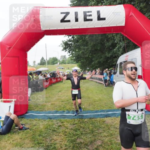 21.06.2025 - 27. Vierlanden-Triathlon MichiJ http://msf.ph/oto/8042991 15.06.2026 13:39:11 Ziel 745, 789, 920, 1082, 1083, 1084 meine-sportfotos.de