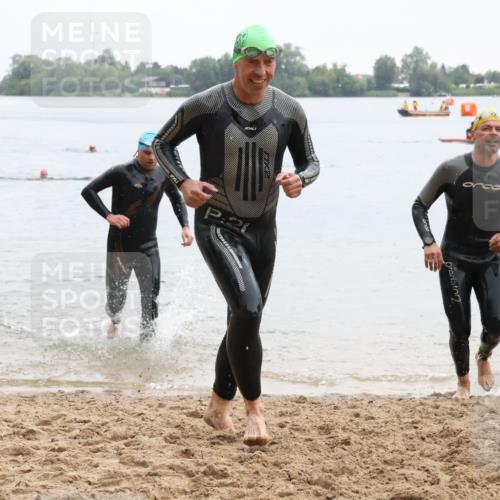 21.06.2025 - 27. Vierlanden-Triathlon Lena Gebhardt http://msf.ph/oto/8042992 15.06.2025 13:23:41 Schwimmen 1237, 1257, 1260, 1296, 1306 meine-sportfotos.de
