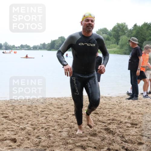 21.06.2025 - 27. Vierlanden-Triathlon Lena Gebhardt http://msf.ph/oto/8043004 15.06.2025 13:23:44 Schwimmen 1237, 1245, 1257, 1260, 1296 meine-sportfotos.de