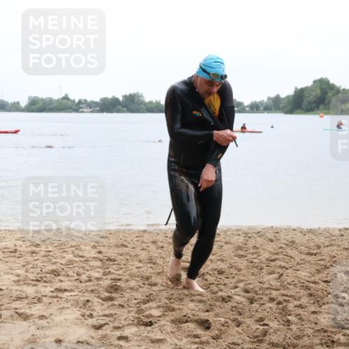 21.06.2025 - 27. Vierlanden-Triathlon Lena Gebhardt http://msf.ph/oto/8043006 15.06.2025 13:23:45 Schwimmen 1237, 1245, 1257, 1260, 1296 meine-sportfotos.de