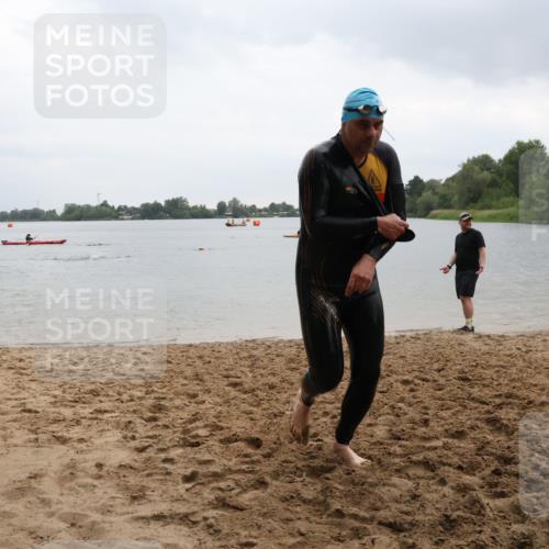 21.06.2025 - 27. Vierlanden-Triathlon Lena Gebhardt http://msf.ph/oto/8043010 15.06.2025 13:23:45 Schwimmen 1237, 1245, 1257, 1260, 1296 meine-sportfotos.de