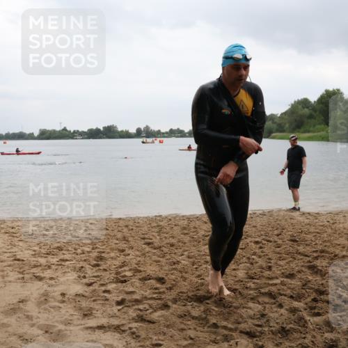 21.06.2025 - 27. Vierlanden-Triathlon Lena Gebhardt http://msf.ph/oto/8043012 15.06.2025 13:23:45 Schwimmen 1237, 1245, 1257, 1260, 1296 meine-sportfotos.de